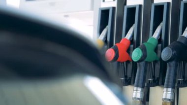 Benzin pompası ile birden fazla püskürtme uçlarını içine eklenen