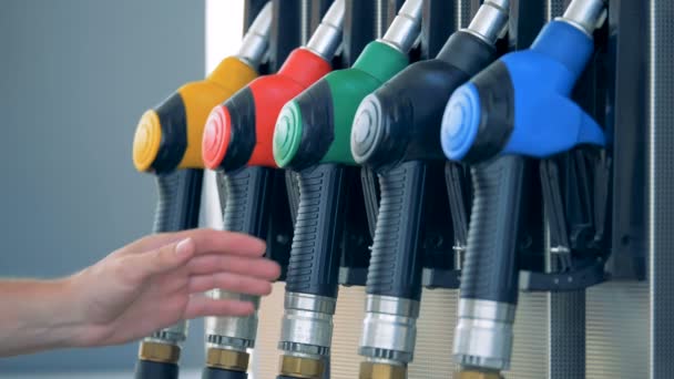 Manlig hand tar ut ett grön-hanteras gas munstycke från pumpen — Stockvideo