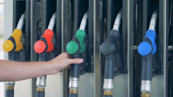 Mannenhand neemt een benzine pistool in het tankstation — Stockvideo