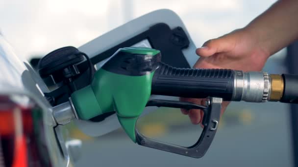 Detailní záběr z palivové trysky odnášejí z nádrže vozidla — Stock video