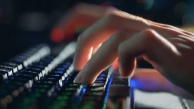 Erkek parmak klavye yan görünümü'nde yazmakta olduğunuz