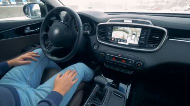 Sürücü bir karıştırma tekerlekli araç hareket tutarken değil. Kendini otomatik pilot özerk arabalar.