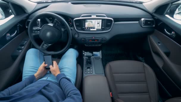 Ένας άνθρωπος κάθεται στο εσωτερικό εαυτό οδήγηση αυτόματο πιλότο αυτόνομα αυτοκίνητα — Αρχείο Βίντεο