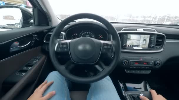 Futuristické automatické parkování. Řidič sedí v přesunutí automobilu bez ovládání — Stock video