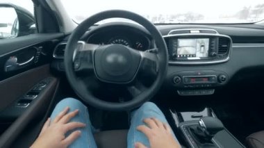 Bir adam otomatik olarak hareket bir arabada oturuyor