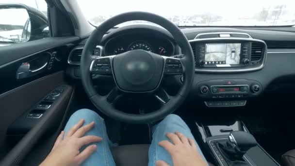 Мужчина сидит в машине, которая движется автоматически — стоковое видео