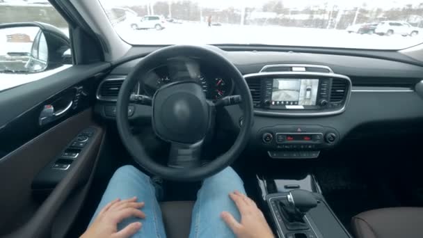 Automóvel com uma caixa de velocidades automática está sendo estacionado por um robô . — Vídeo de Stock