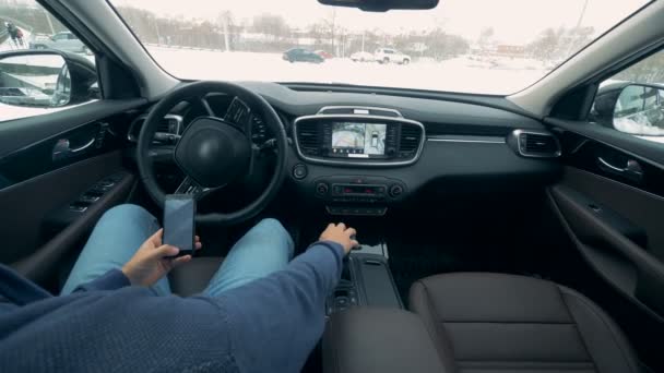 Já řídit Autopilot autonomní auta. Mužské ovladač s telefonem je parkování auta, který je řízen automaticky — Stock video