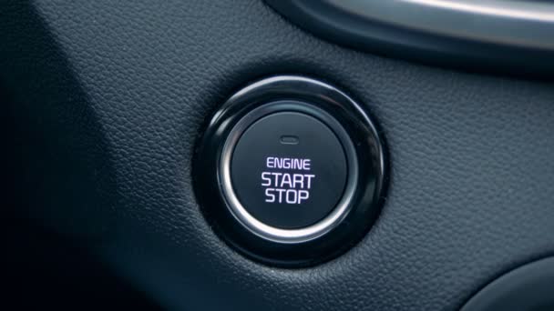 Кнопка запуска двигателей нажимается водителем — стоковое видео
