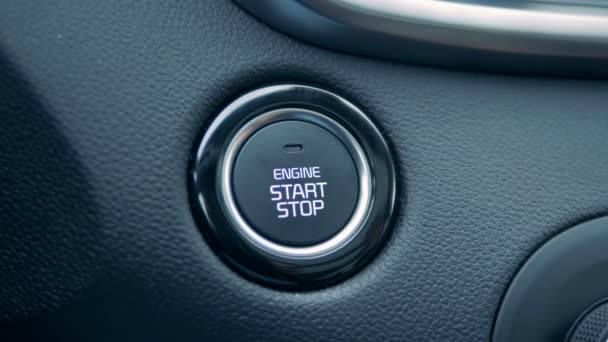 Vingers zijn het duwen van een knop start en stop in een auto — Stockvideo