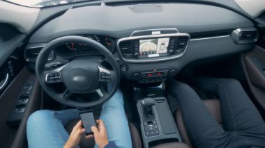 Kendini otomatik pilot özerk arabalar. İki kişi bir araca oturuyor iken tekerlek karıştırarak döndürme