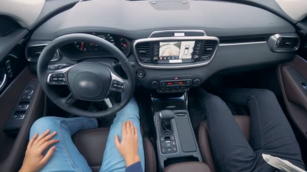 Duas pessoas estão sentadas em um carro automaticamente conduzido — Vídeo de Stock