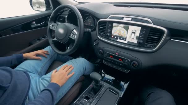 Interior de un coche que se mueve automáticamente. Autos autónomos de piloto automático de conducción autónoma — Vídeo de stock