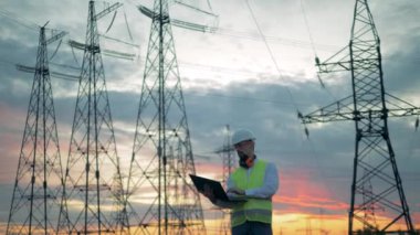 Erkek teknisyen Etl kuleleri çalışıyor