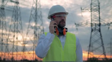 Güç hatları ve bir telefon görüşmesini bitirmek bir erkek uzmanı