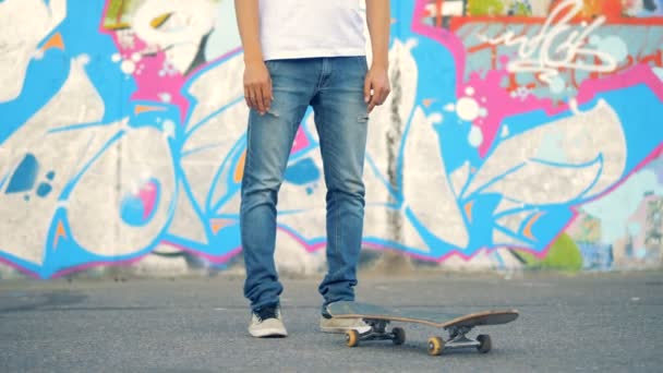 Skateboard wordt opgeheven in een truc die is uitgevoerd door een man — Stockvideo