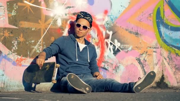 Молодой Человек Сидящий Стены Улицы Бросает Ловит Свой Скейтборд — стоковое видео