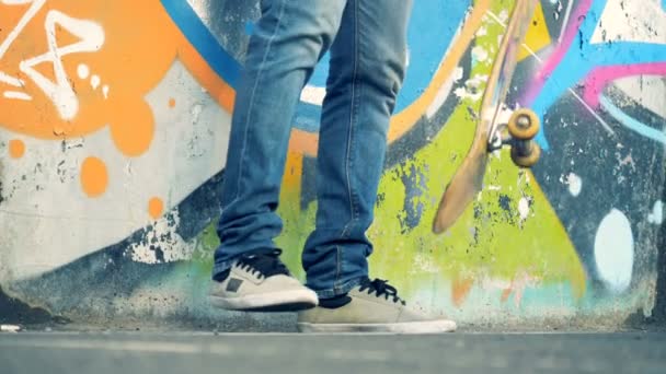 Close-up van een vuile skateboard krijgen opgeheven door een mans been — Stockvideo