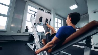Engelli sporcu eğitim bir spor salonunda, arkadan görünüm.