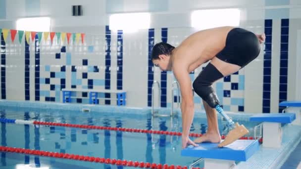 Behinderter Schwimmer springt in ein Becken, aus nächster Nähe. — Stockvideo