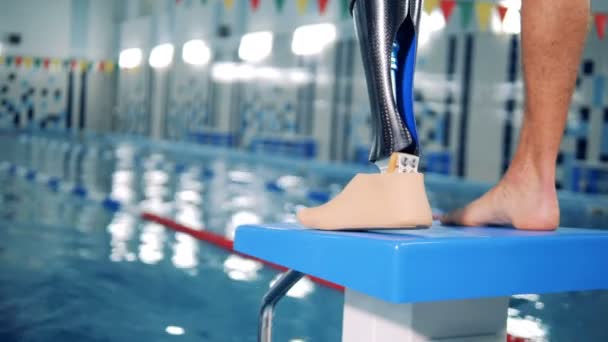 Человек с протезом ноги в бассейне, крупным планом . — стоковое видео