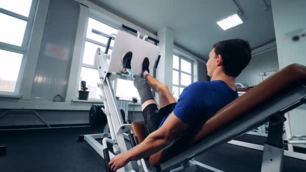 Entraînement sportif handicapé dans une salle de gym, vue arrière . — Video