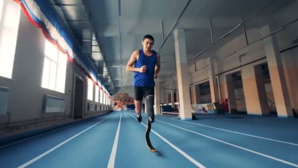 Deportista corre, usando prótesis, de cerca . — Vídeos de Stock