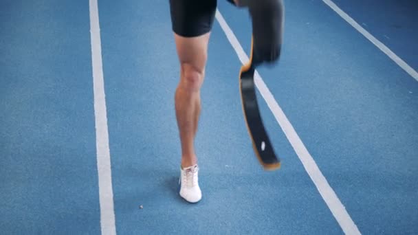 Discapacitados sprinter calentamiento antes de correr, de cerca . — Vídeos de Stock