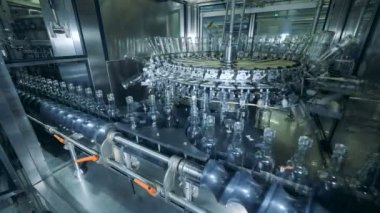 Işınlama hareketli cam şişe ile damıtım birimi