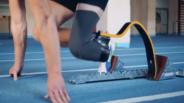 Běžec sprinty se protéza, boční pohled. — Stock video