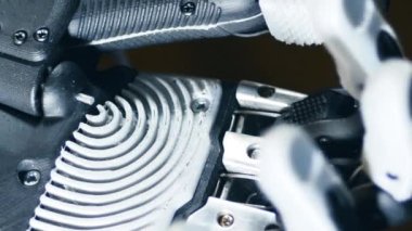 Mekanik bir palmiye ve bükme süre onun parmak ayrıntılı görünüm