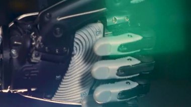Bir insan benzeri robot elin parmaklarını unclenching