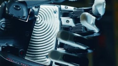 Unclenching mekanik yumruk düşürerek ve döndürme