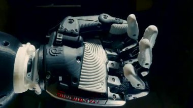 Sibernetik bir kol yumruk kenetlenmesi ve unclenching