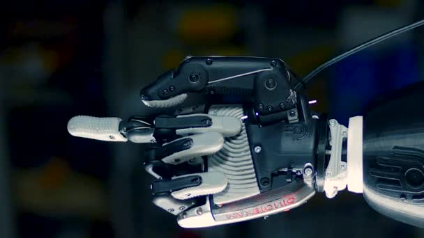 Vingers van een bionische arm zijn buigen in snelle beweging — Stockvideo