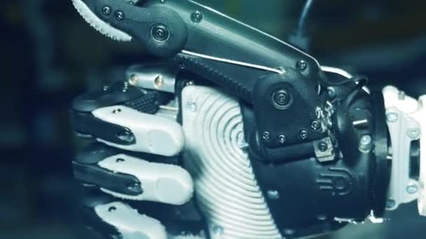 Mechanical human-like palm is unclenching — Stock Video