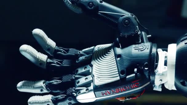Robotarm is een gebaar met zijn vingers maken — Stockvideo