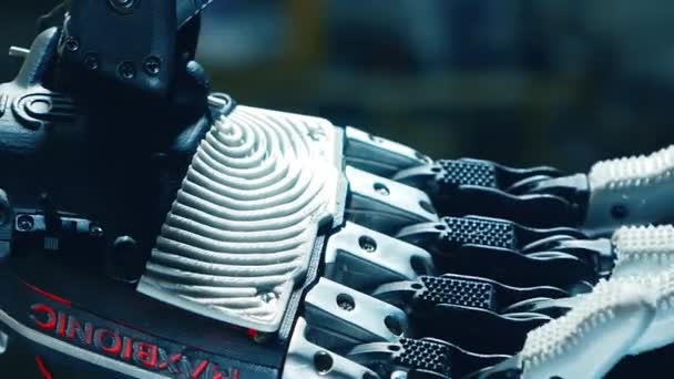 Close-up van het buigen van de vingers van een bionic hand — Stockvideo