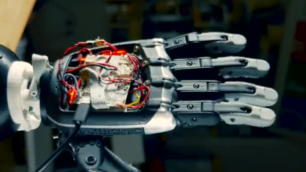 La mano robótica está girando mientras se baja — Vídeos de Stock