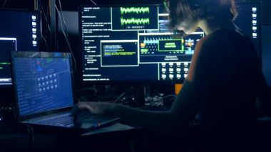 Dizüstü bilgisayar ve bilgisayar genç bir kadın tarafından kesmek için kullanılmakta olan