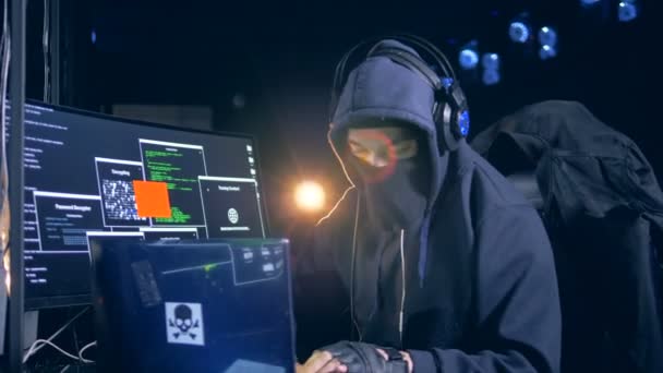 Man in disguise is hacking into computers network — Stock Video