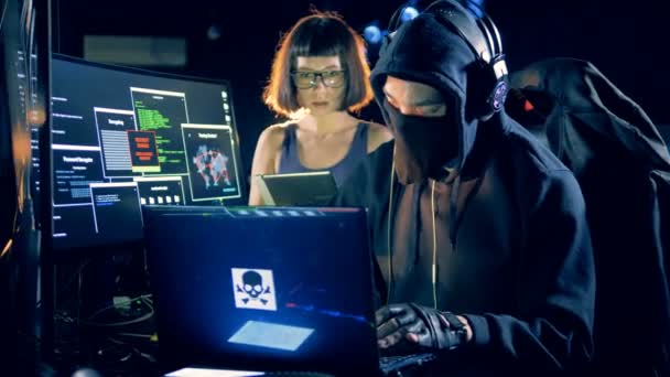 Erkek ve kadın hacker bilgisayar odasında birlikte çalışıyoruz — Stok video