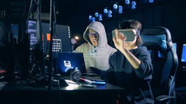 Vr-gözlüklü kadın ve onun erkek arkadaşı kesmek