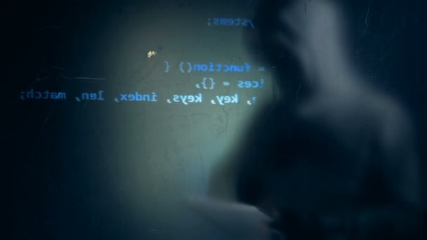 Προβολή της οθόνης υπολογιστή και μια θαμπή σιλουέτα ενός αρσενικό χάκερ — Αρχείο Βίντεο