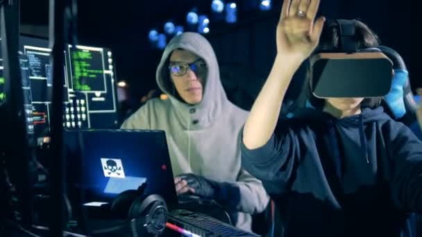 Homme hacker et sa collègue féminine dans VR-lunettes travaillent — Video