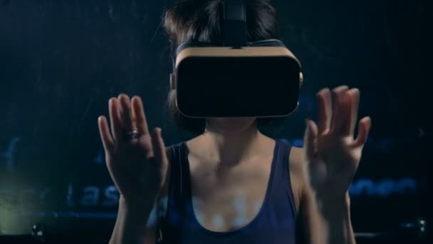 Informații virtuale proiectate și o doamnă în ochelari VR care lucrează cu ea — Videoclip de stoc