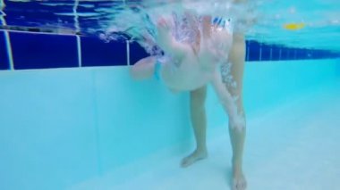 Yürümeye başlayan çocuk olmak sular altında ve sudan annesi tarafından ortaya çıktı. 4k