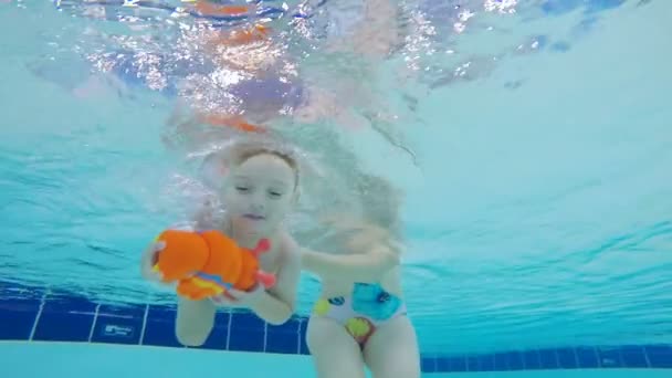 Das Kind Lernt Mit Hilfe Seiner Mutter Schwimmen — Stockvideo