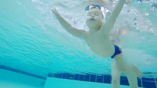 Imágenes submarinas de un niño aprendiendo a nadar — Vídeos de Stock