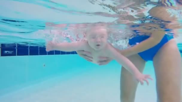 男婴在女人的帮助下潜水 — 图库视频影像